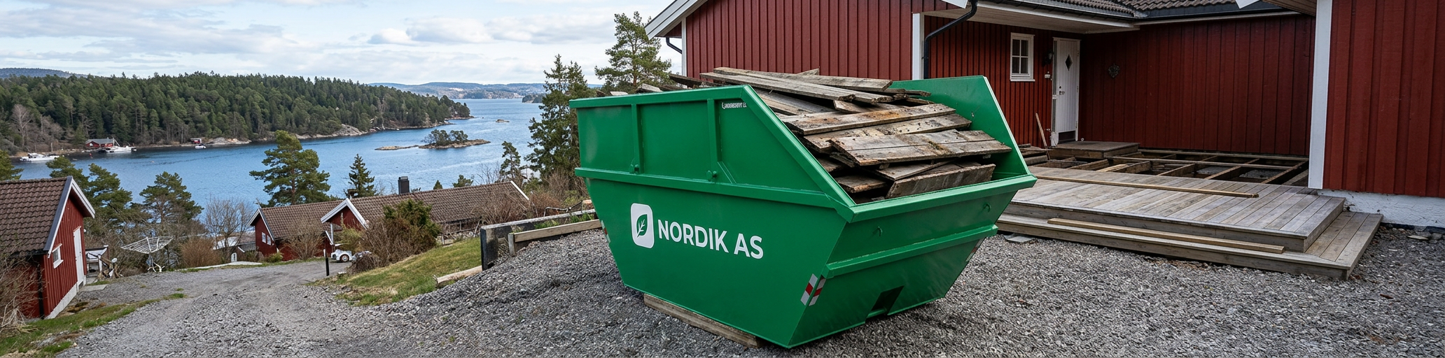 Container med gammelt terrassebord i bratt innkjørsel ved fjorden i Asker